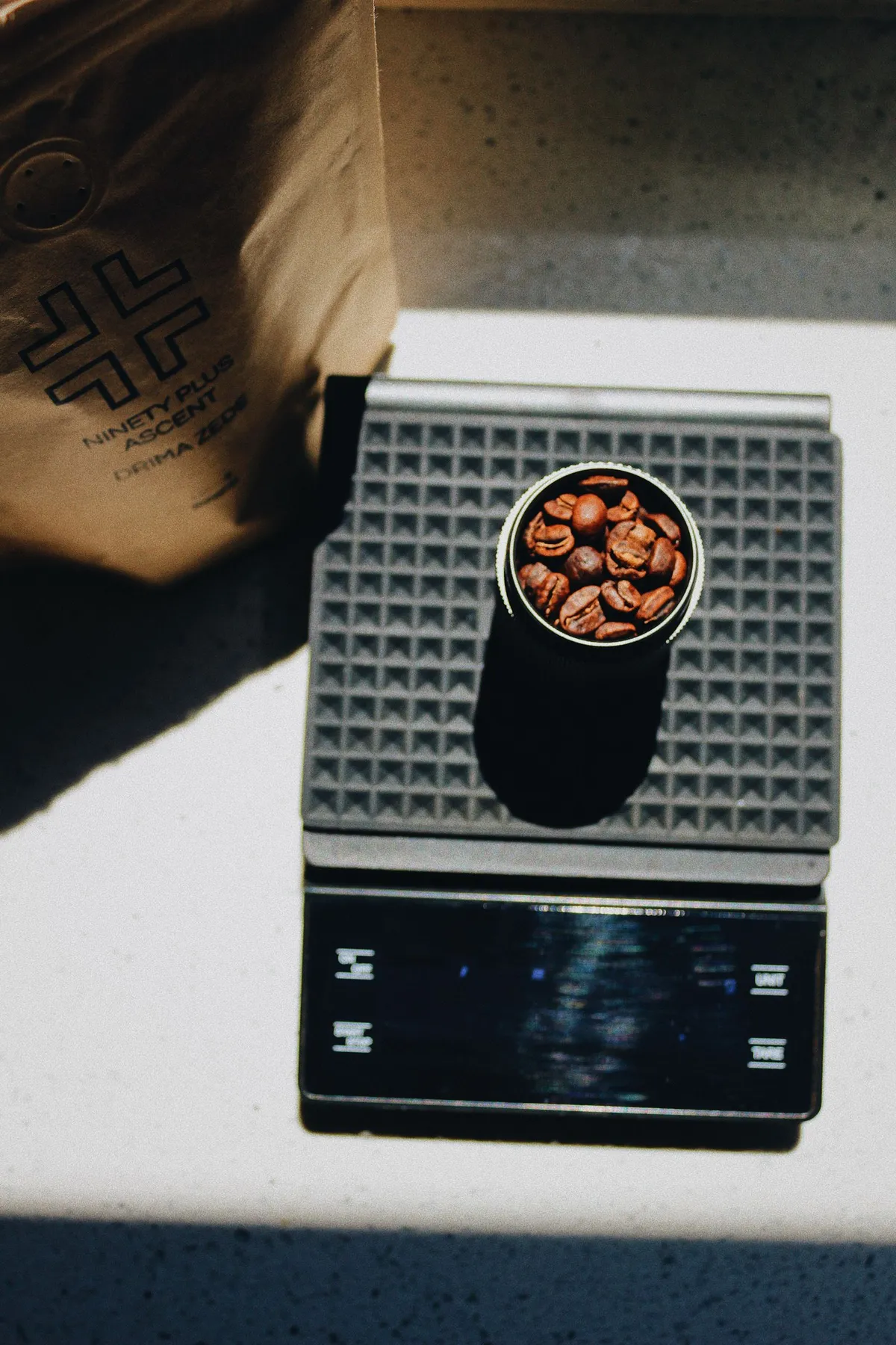 Granos de café pesándose en una báscula digital de precisión
