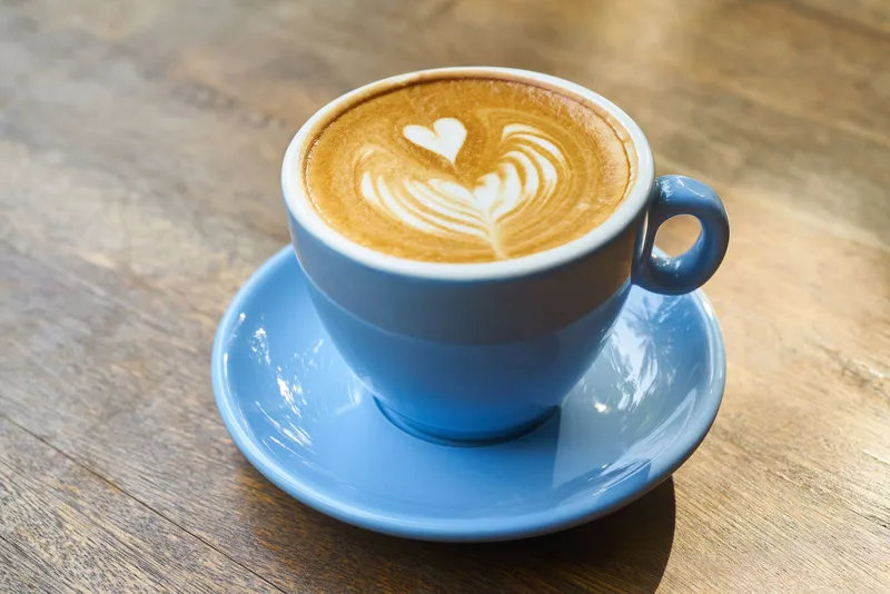 Café con leche con un corazón dibujado en la espuma